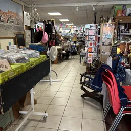 Winkelvloer met stellingen, kleding, huishoudartikelen en diverse tweedehands spullen