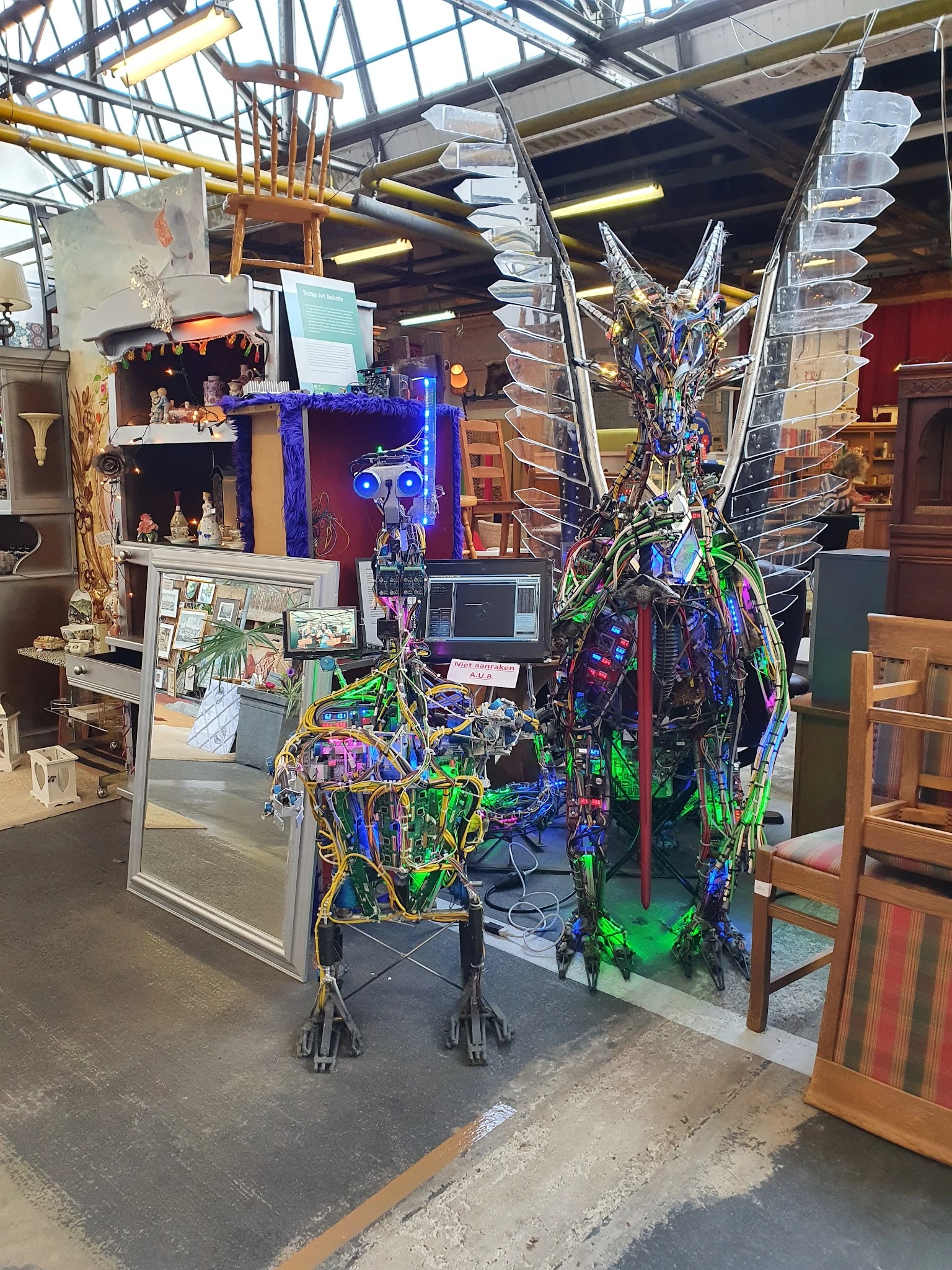 Uitgestalde decoratieve artikelen met kleurige verlichtingskabels en siervoorwerpen in een kringloopwinkel
