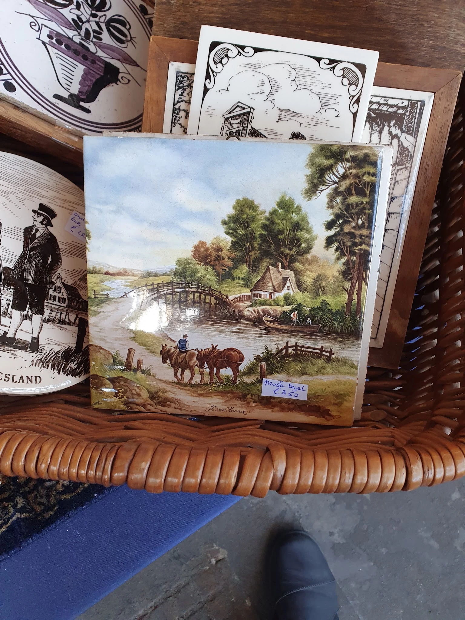 Schilderij van een landelijk tafereel met brug, huisje en man met paard en kar