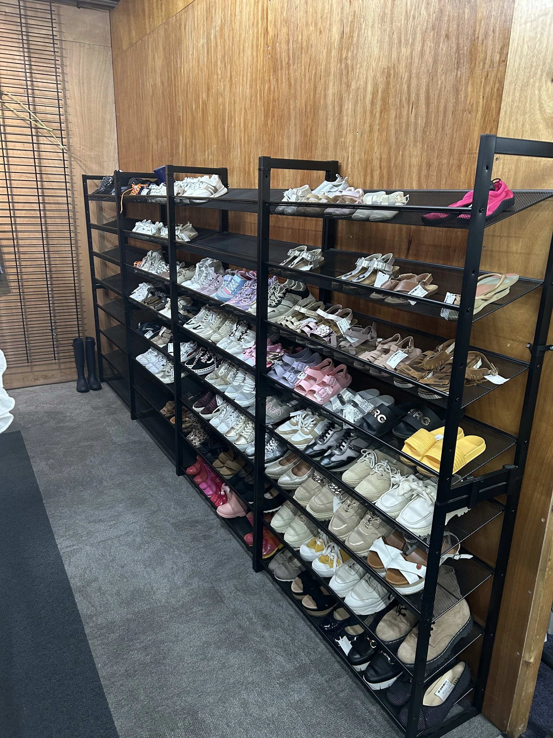 Kringloopwinkel Kleding & Zo Kootwijkerbroek in Kootwijkerbroek met tweedehands accessoires, babykleding en dameskleding