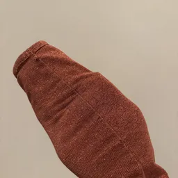 Close-up van een roodbruin gebreide muts of beanie met textuur zichtbaar