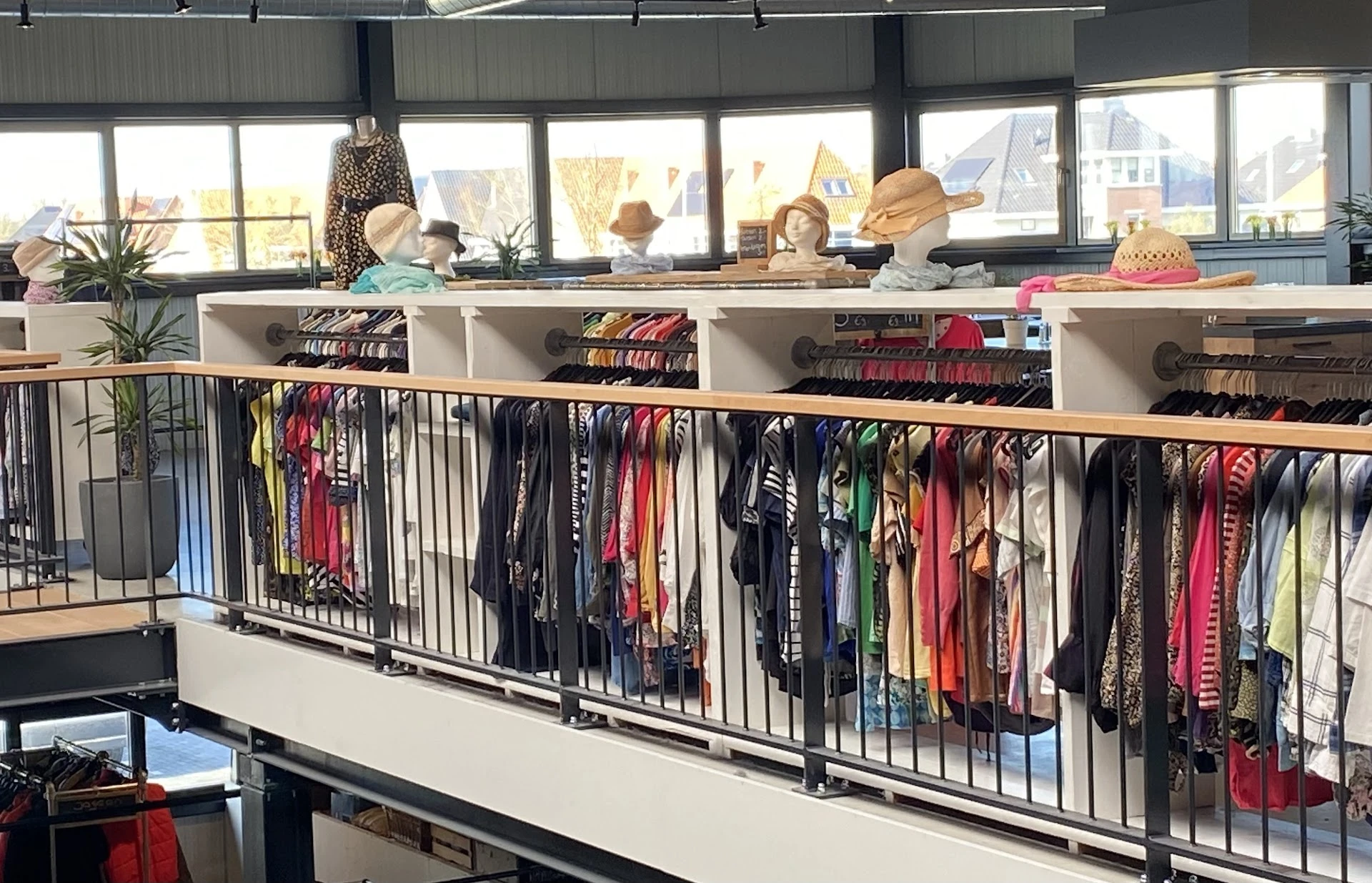 Kringloopwinkel Kledingbank Zeeland in Middelburg met tweedehands accessoires en vintage kleding