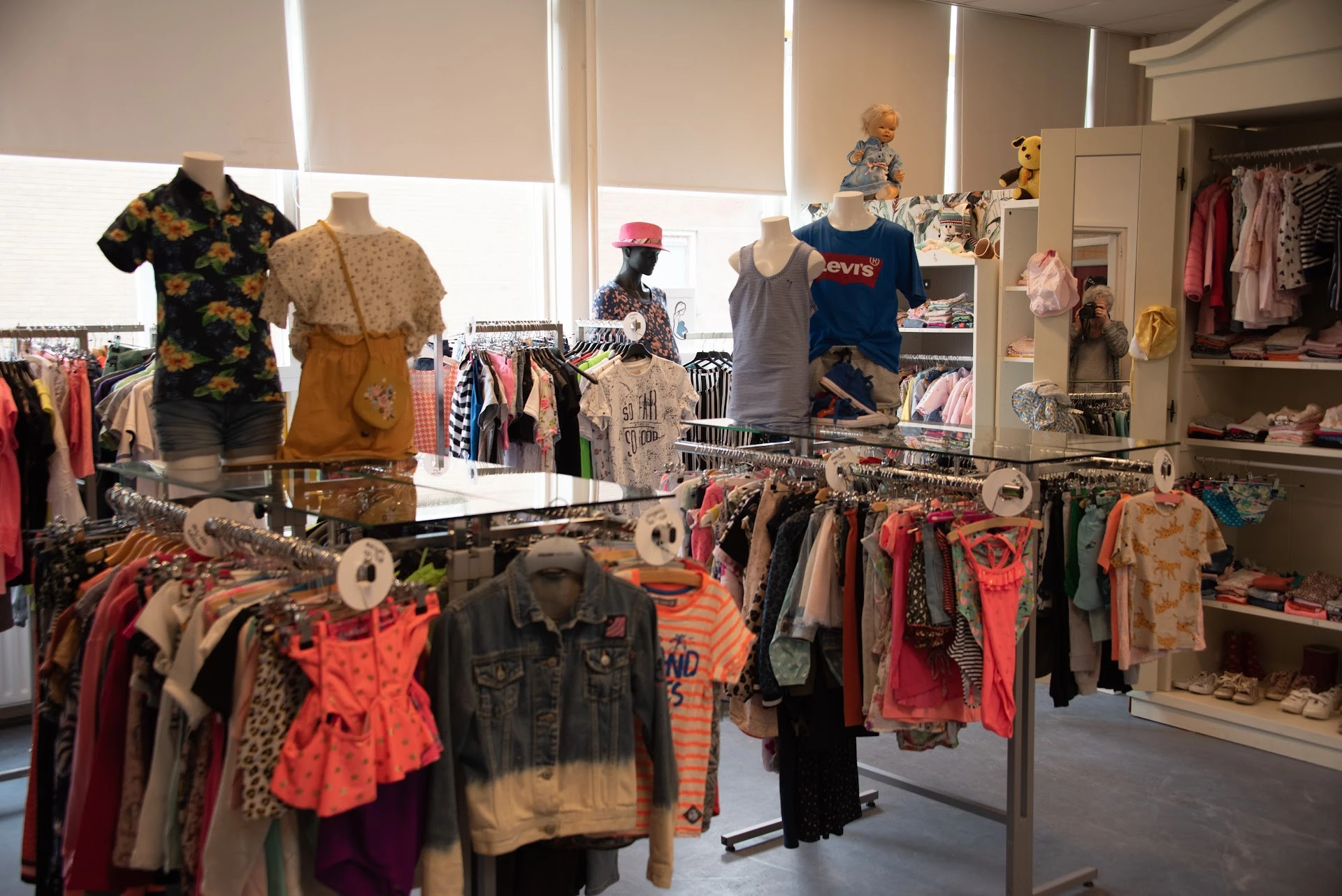 Kledingbank Zwijndrechtse Waard in Zwijndrecht met tweedehands meubels en kleding