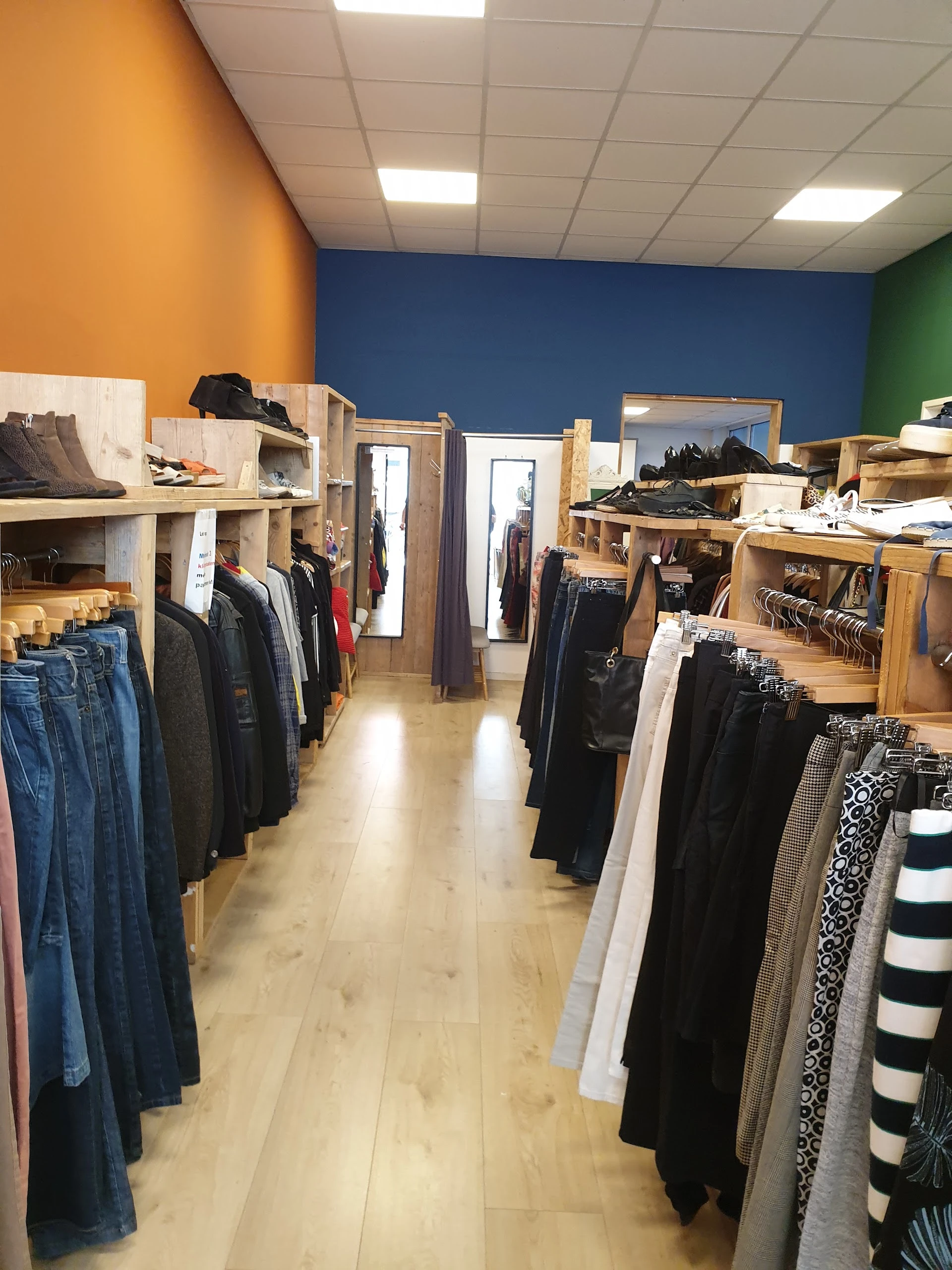 Kringloopwinkel Kledingboetiek in Den Haag met tweedehands accessoires en kleding
