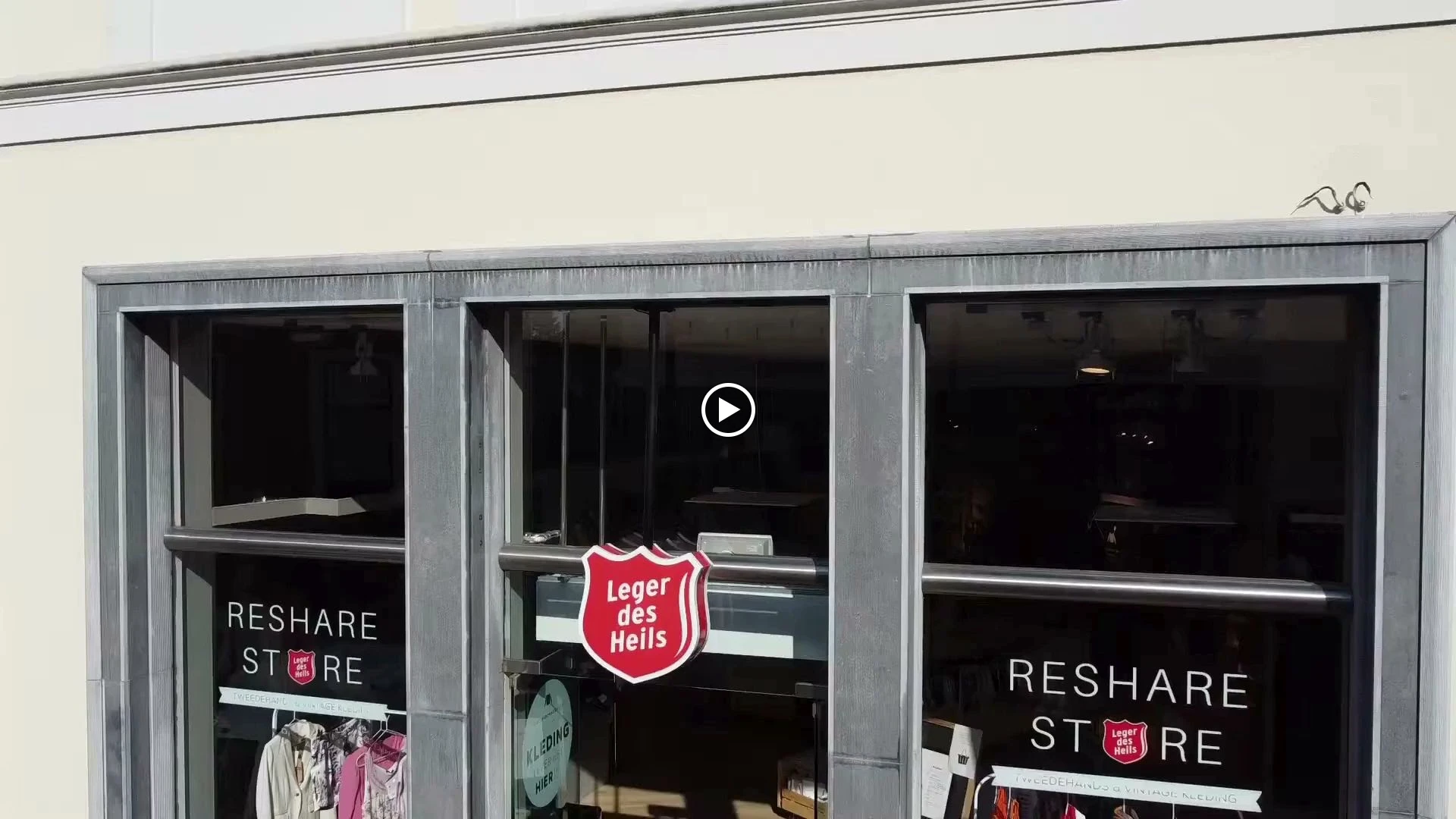 Kringloopwinkel Kledingboetiek in Den Haag met tweedehands accessoires en kleding