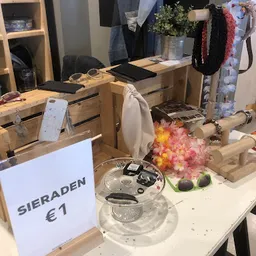 Bezoeker foto van Kringloopwinkel Kledingboetiek in Den Haag