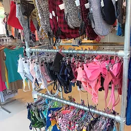 Bezoeker foto van Kringloopwinkel Kledingboetiek in Den Haag