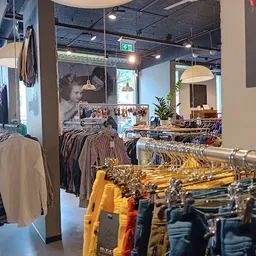 Bezoeker foto van Kringloopwinkel Kledingboetiek in Den Haag