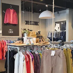 Bezoeker foto van Kringloopwinkel Kledingboetiek in Den Haag