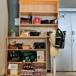 Bezoeker foto van Kringloopwinkel Kledingboetiek in Den Haag