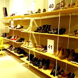 Bezoeker foto van Kringloopwinkel Kledingboetiek in Den Haag