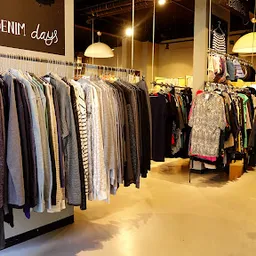 Bezoeker foto van Kringloopwinkel Kledingboetiek in Den Haag