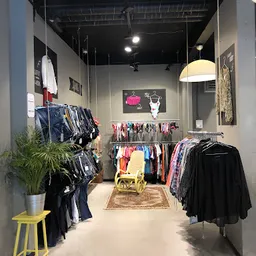 Bezoeker foto van Kringloopwinkel Kledingboetiek in Den Haag