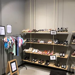 Bezoeker foto van Kringloopwinkel Kledingboetiek in Den Haag