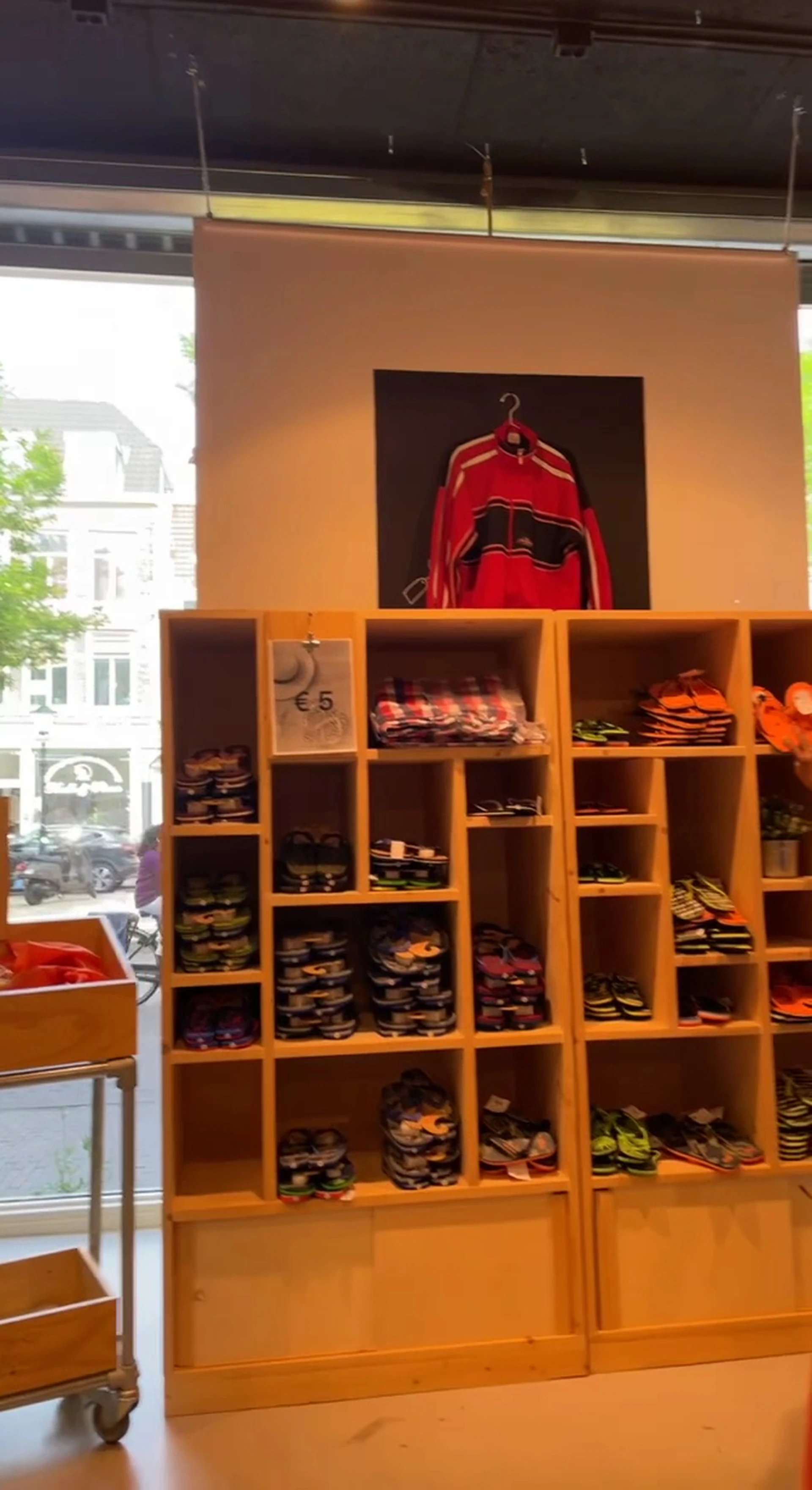 Kringloopwinkel Kringloopwinkel Kledingboetiek in Den Haag