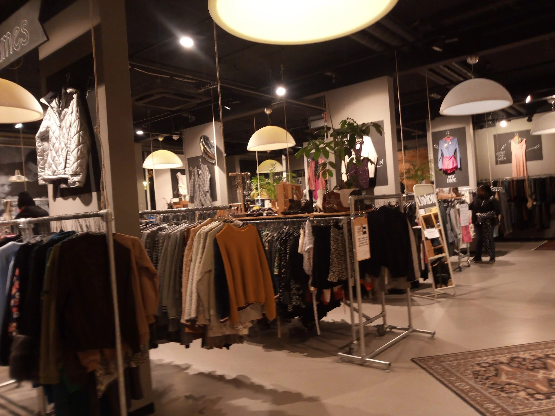 Bezoeker foto van Kringloopwinkel Kledingboetiek in Den Haag