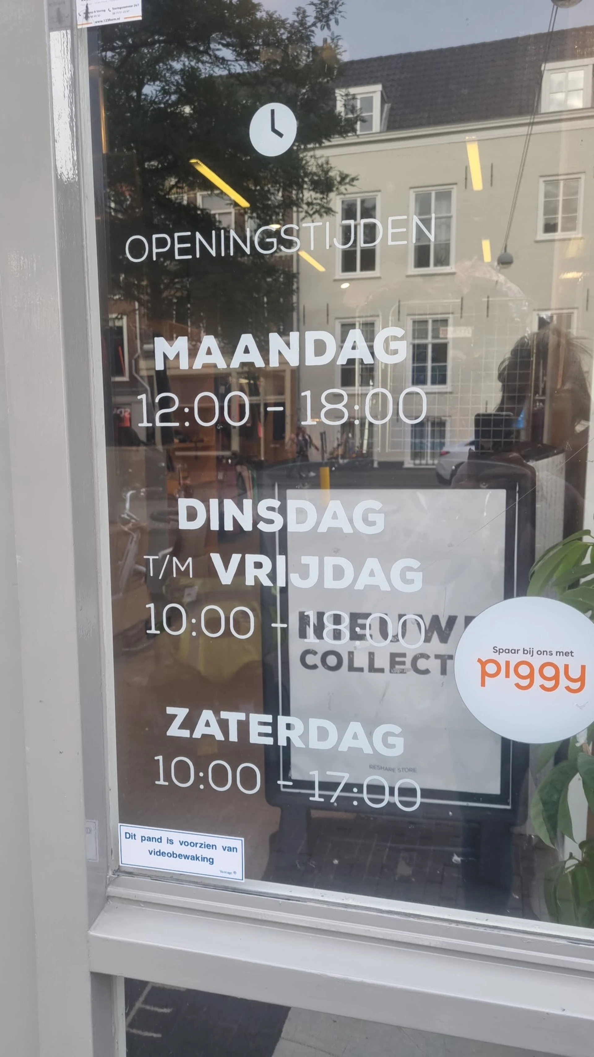 Bezoeker foto van Kringloopwinkel Kledingboetiek in Den Haag