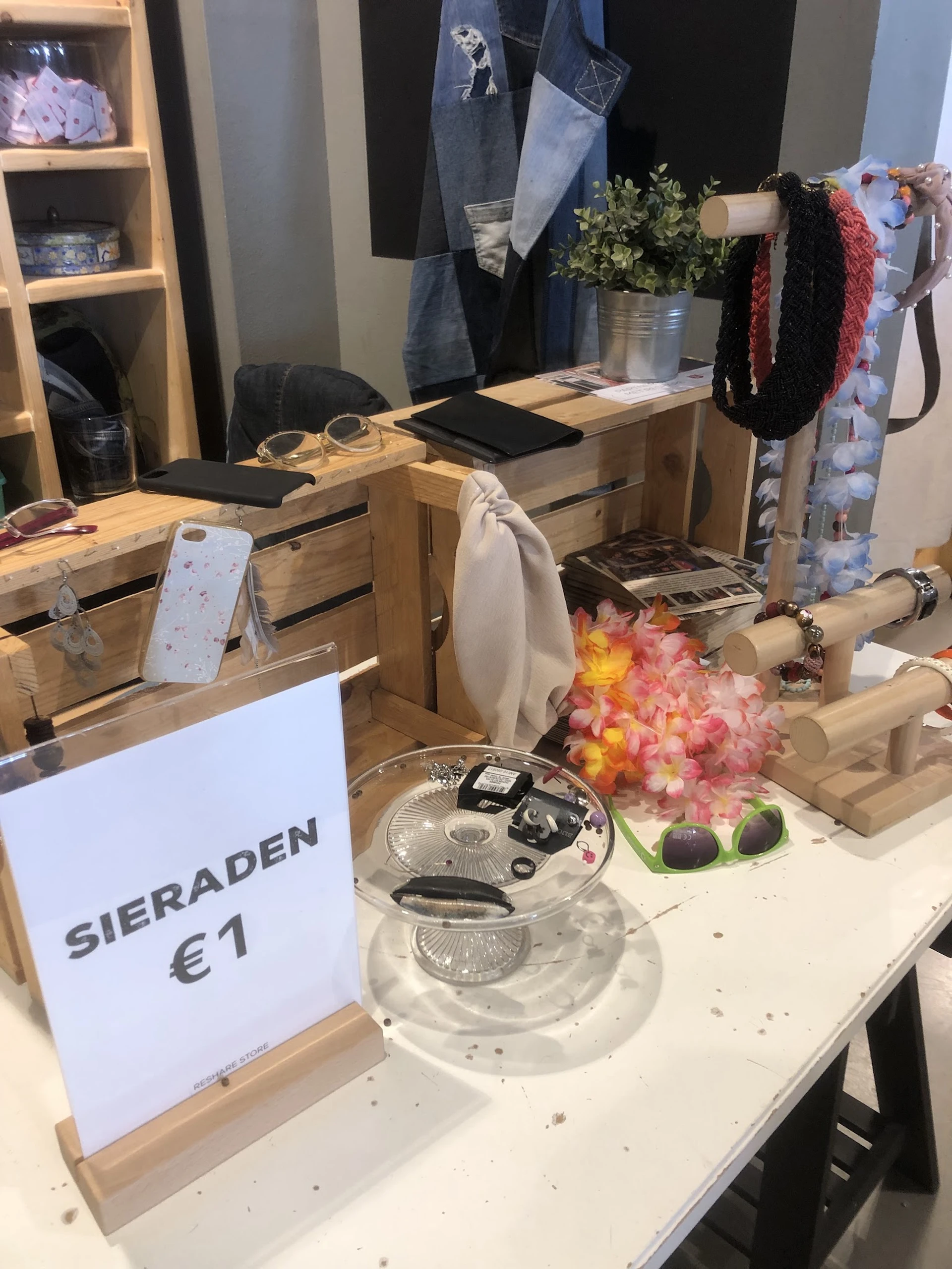 Bezoeker foto van Kringloopwinkel Kledingboetiek in Den Haag