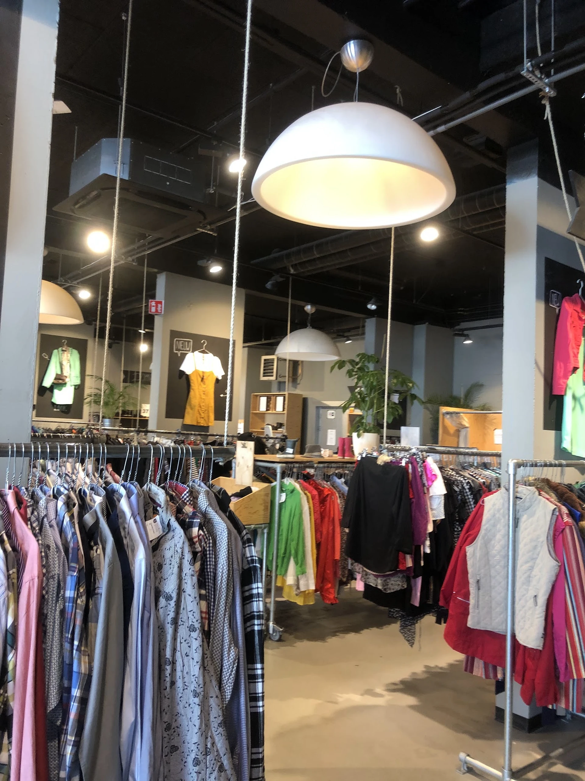 Bezoeker foto van Kringloopwinkel Kledingboetiek in Den Haag