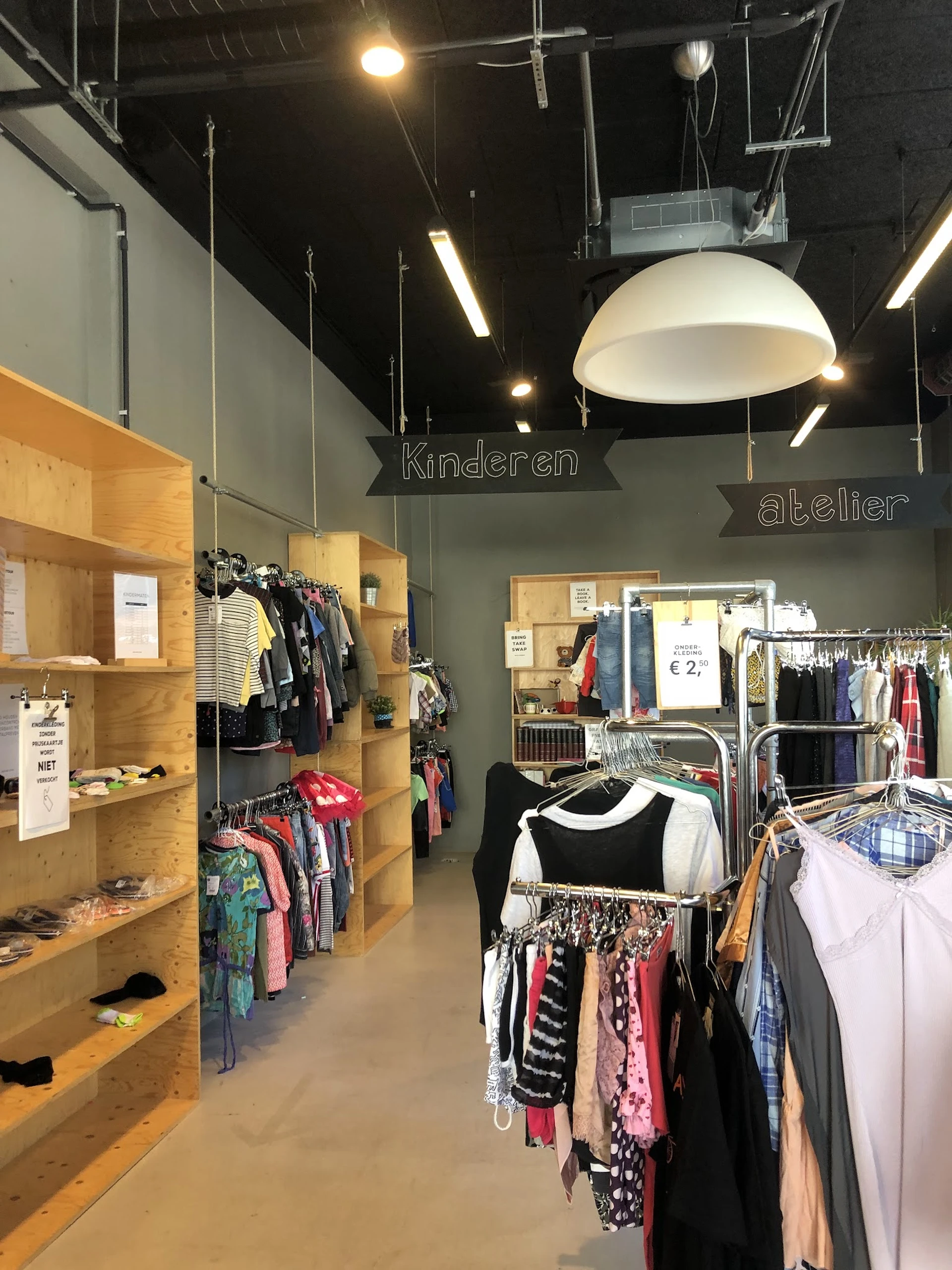 Bezoeker foto van Kringloopwinkel Kledingboetiek in Den Haag