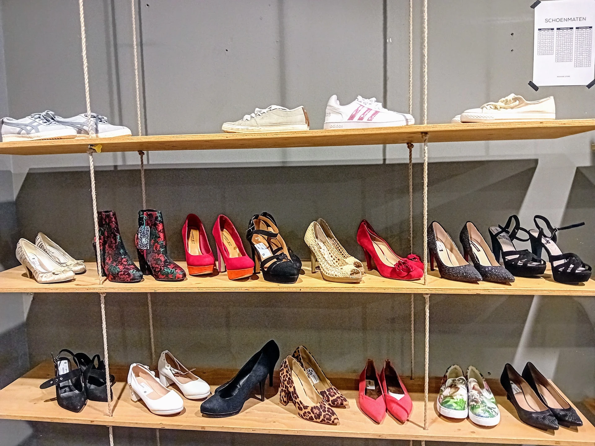 Bezoeker foto van Kringloopwinkel Kledingboetiek in Den Haag