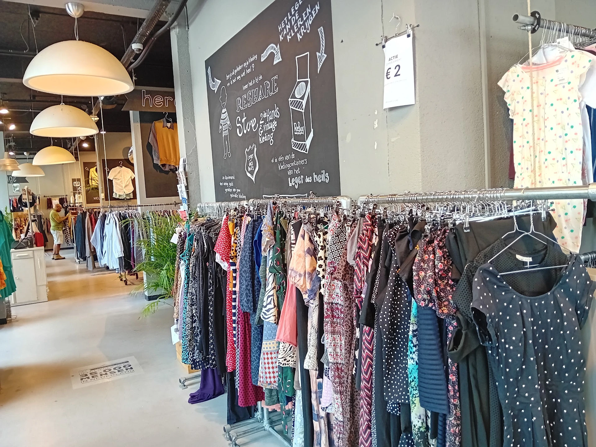 Bezoeker foto van Kringloopwinkel Kledingboetiek in Den Haag