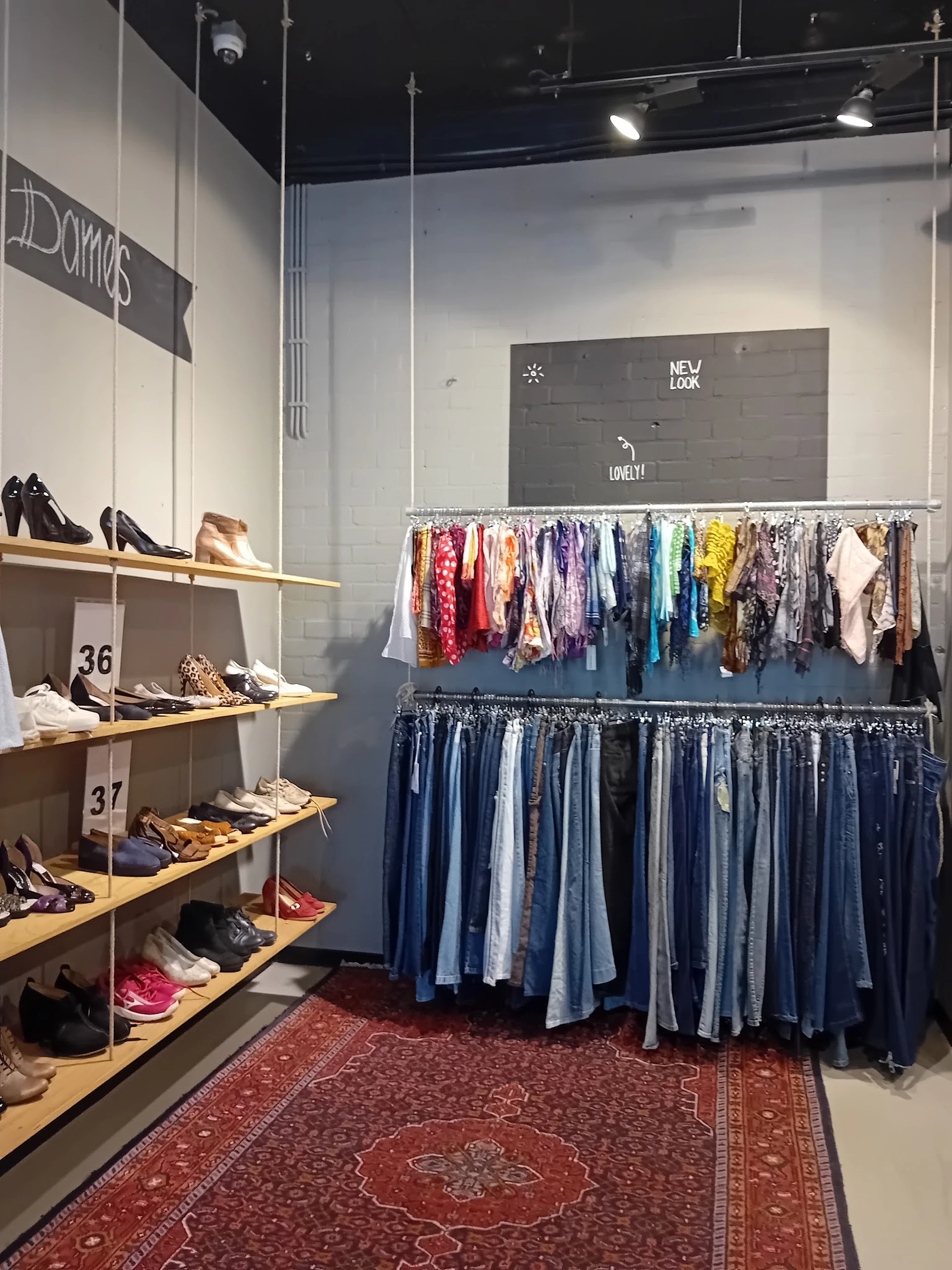 Bezoeker foto van Kringloopwinkel Kledingboetiek in Den Haag