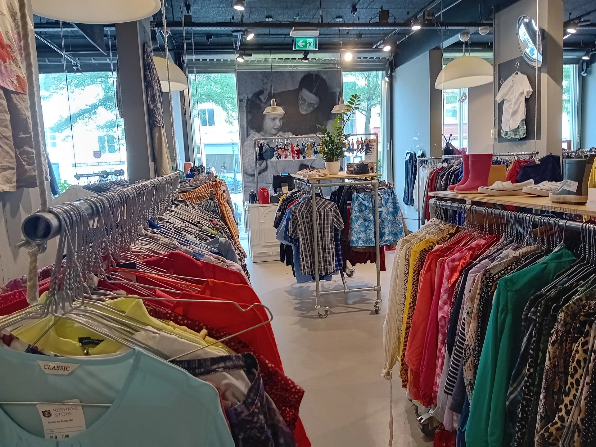 Bezoeker foto van Kringloopwinkel Kledingboetiek in Den Haag