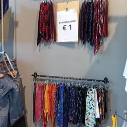 Rekken met gekleurde stropdassen en sjaals met prijskaartje €1