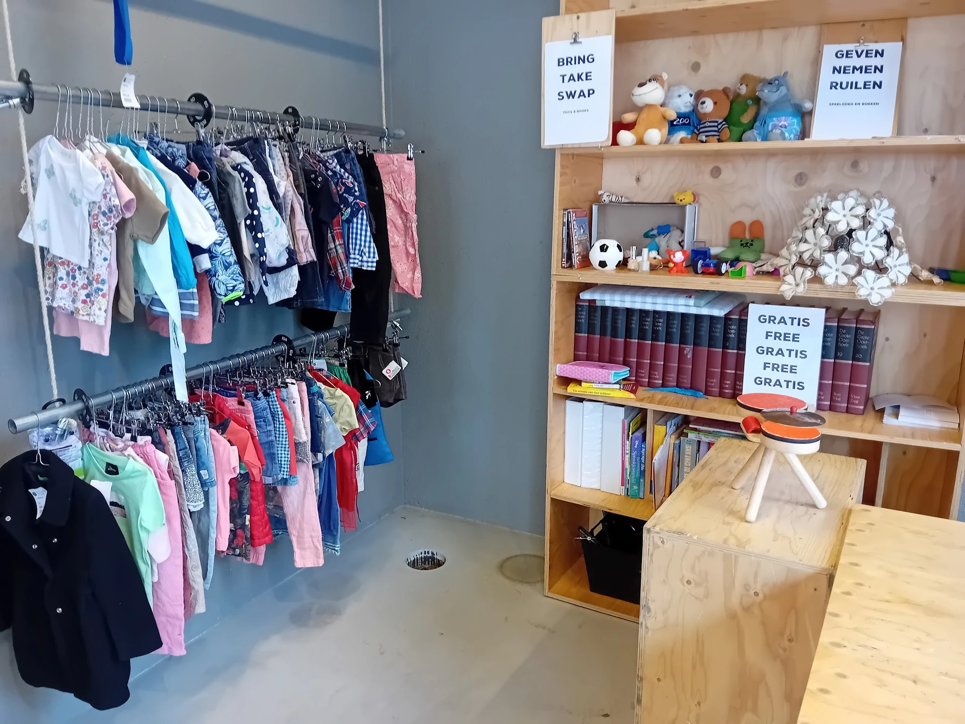 Bezoeker foto van Kringloopwinkel Kledingboetiek in Den Haag
