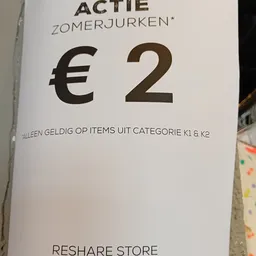 Prijskaartje met €2 en tekst over geldig op items uit categorie K1 & K2