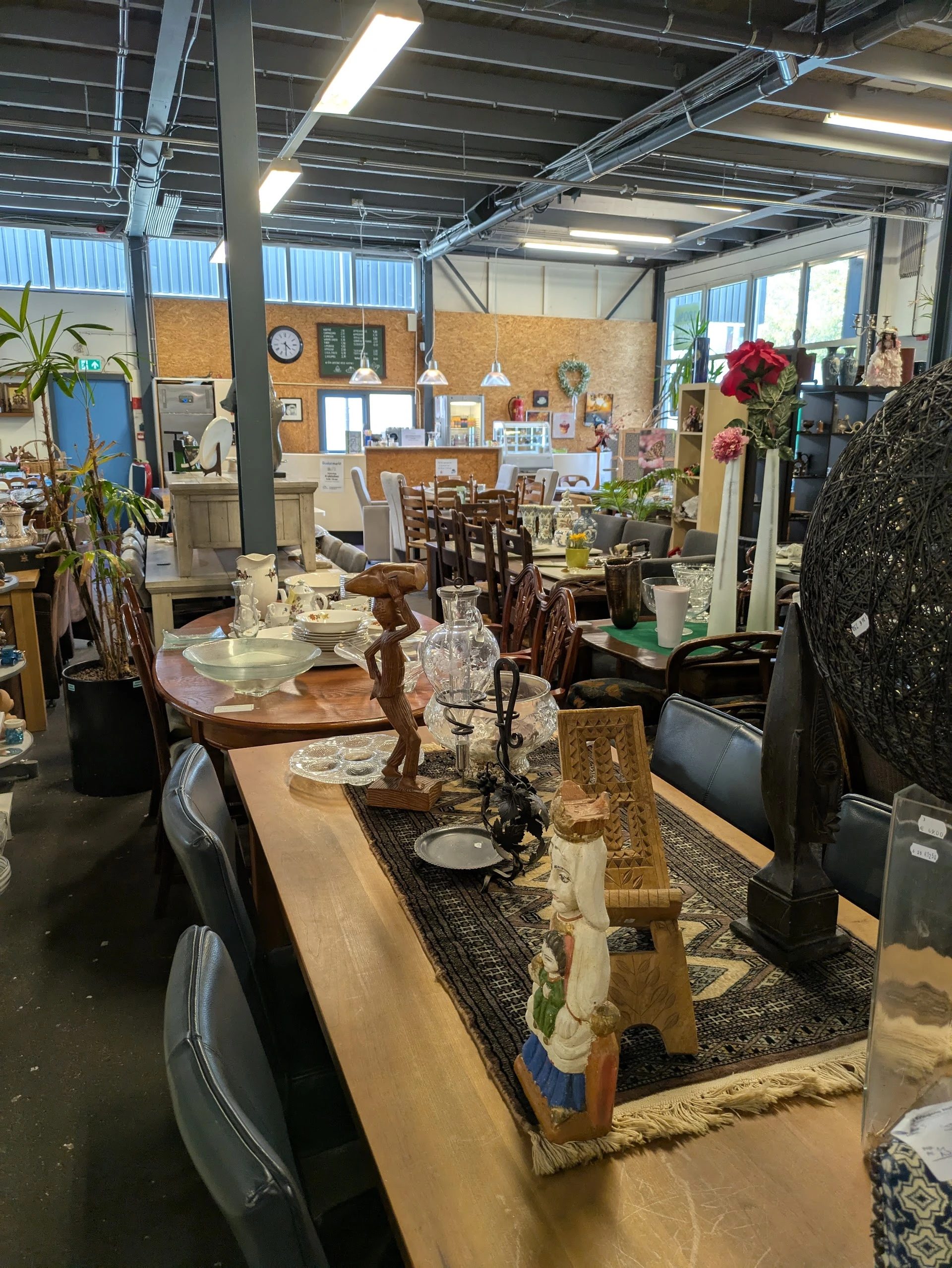 Kledingcontainer Kringloopwinkel in Alphen aan den Rijn met tweedehands accessoires, boeken en kleding