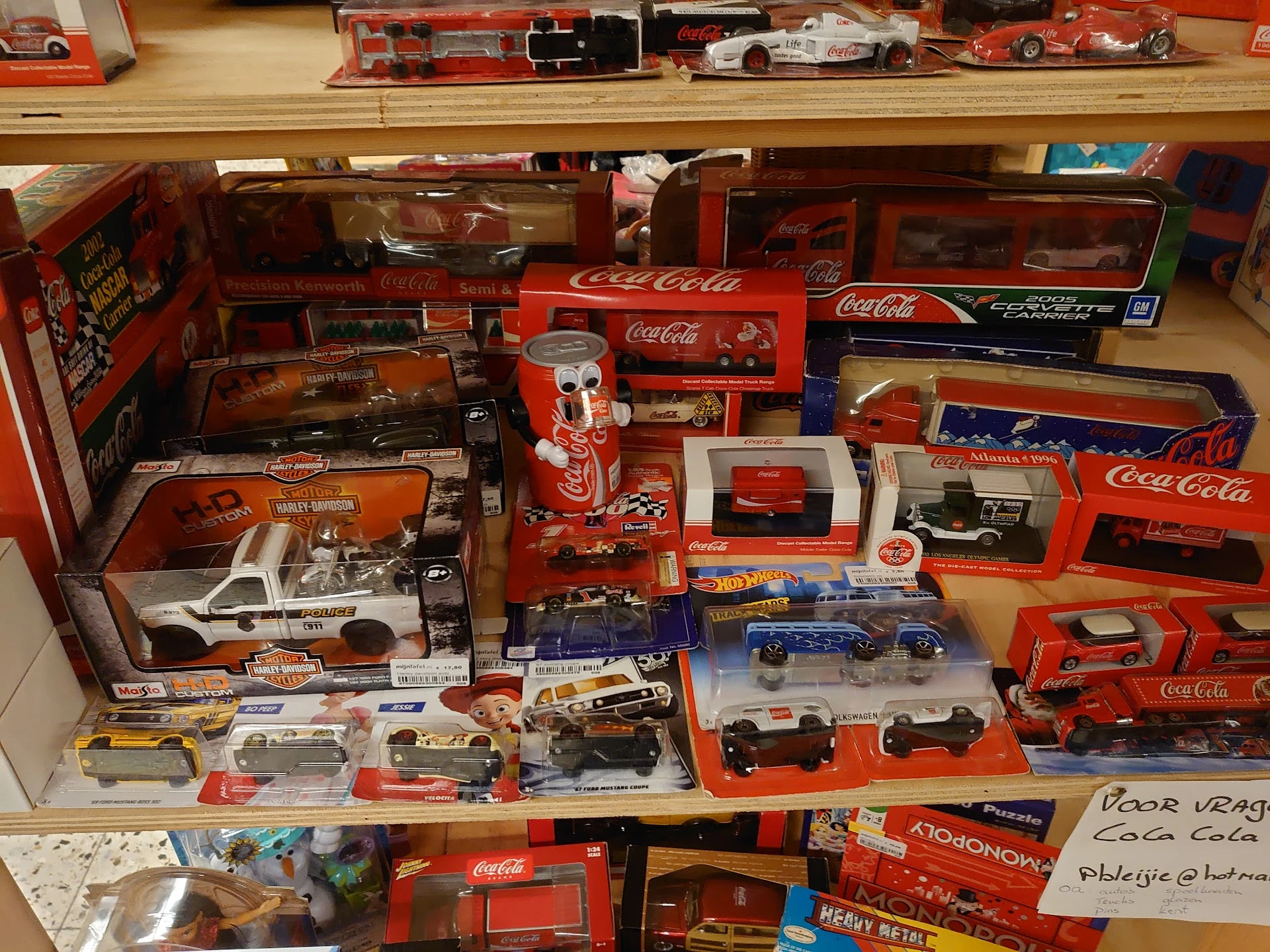 Kledingcontainer Kringloopwinkel in Alphen aan den Rijn met tweedehands accessoires, boeken en kleding