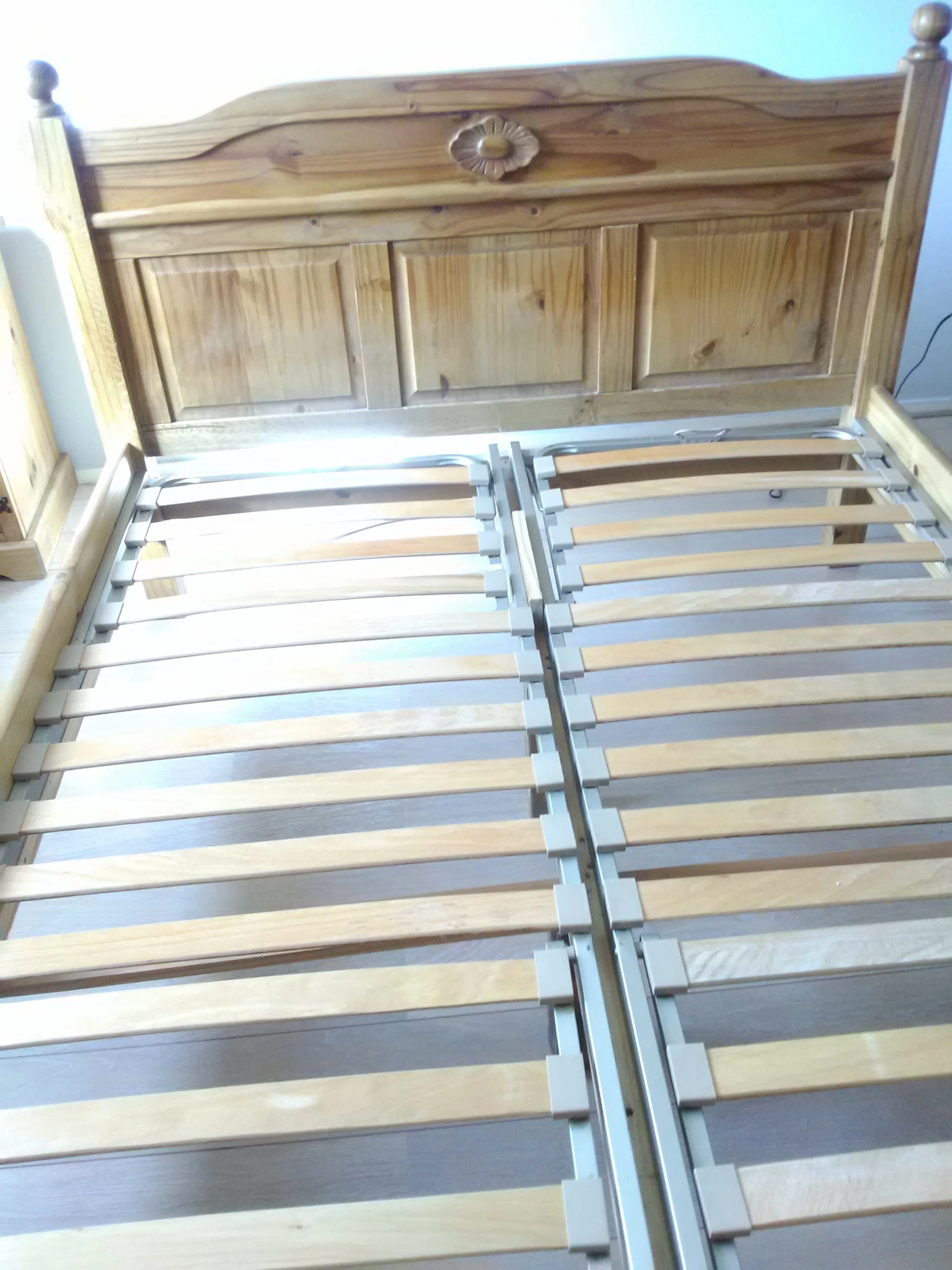 Kringloopwinkel Knus at Home in Heerenveen met tweedehands antiek, dressoirs en kleding