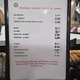 Menukaart met prijzen voor kledingstukken en winterjas van kringloop-koffiehuis