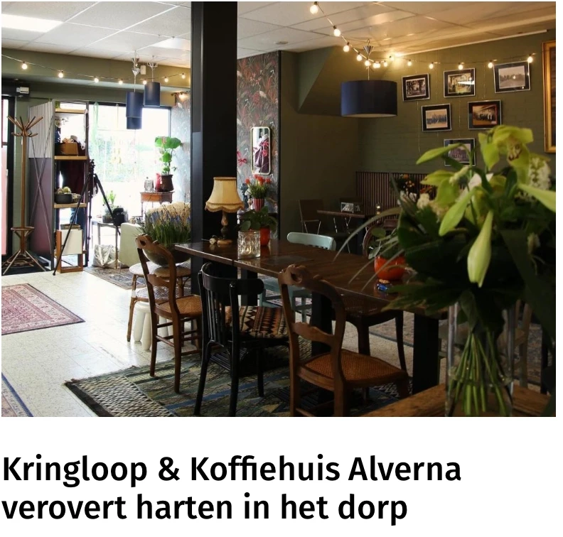 Gezellige eethoek met houten tafels en stoelen, planten en foto's aan de wand