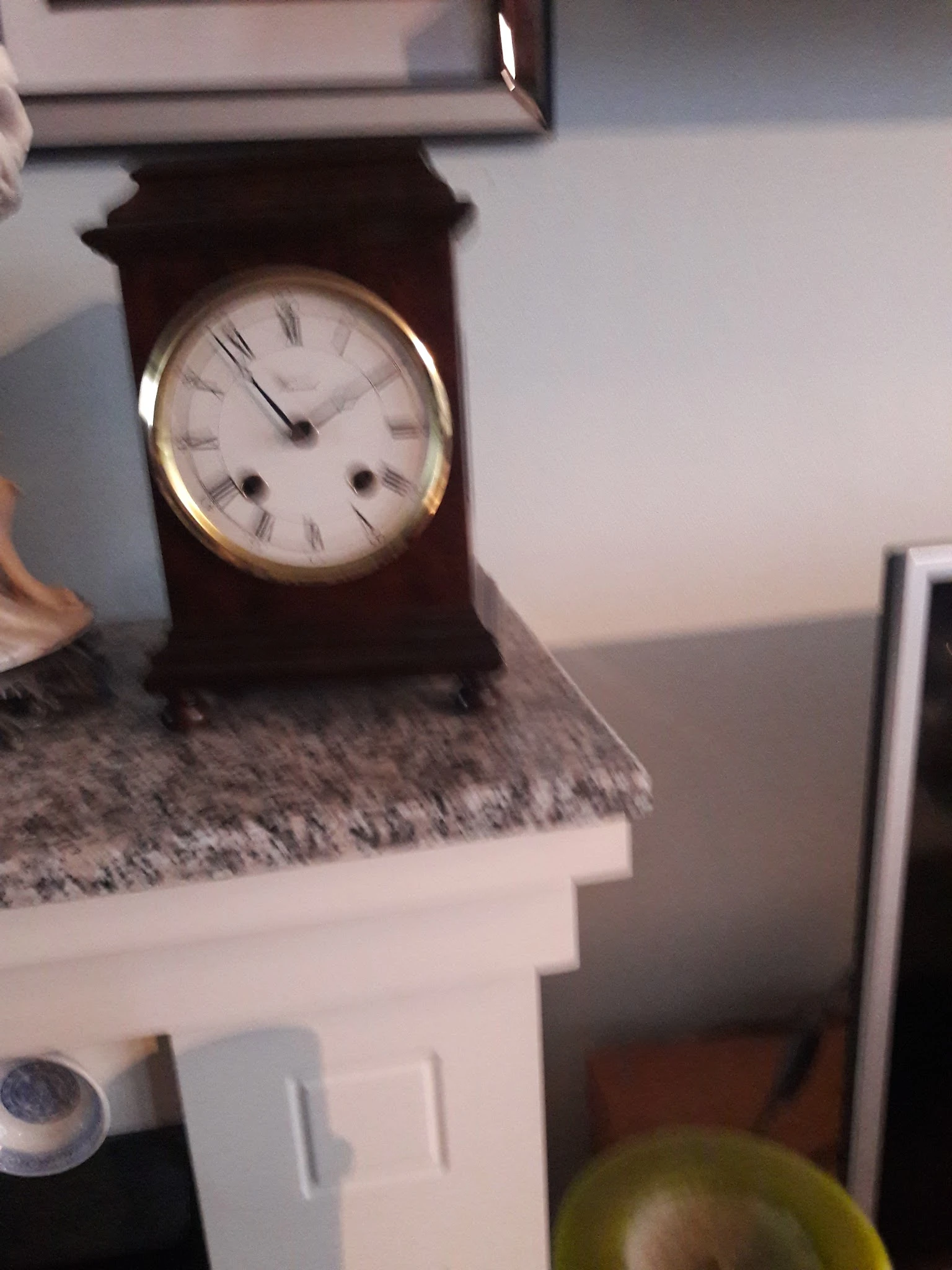 Vintage houten tafelklok met goudkleurige rand en Romeinse cijfers