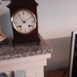 Vintage houten tafelklok met goudkleurige rand en Romeinse cijfers