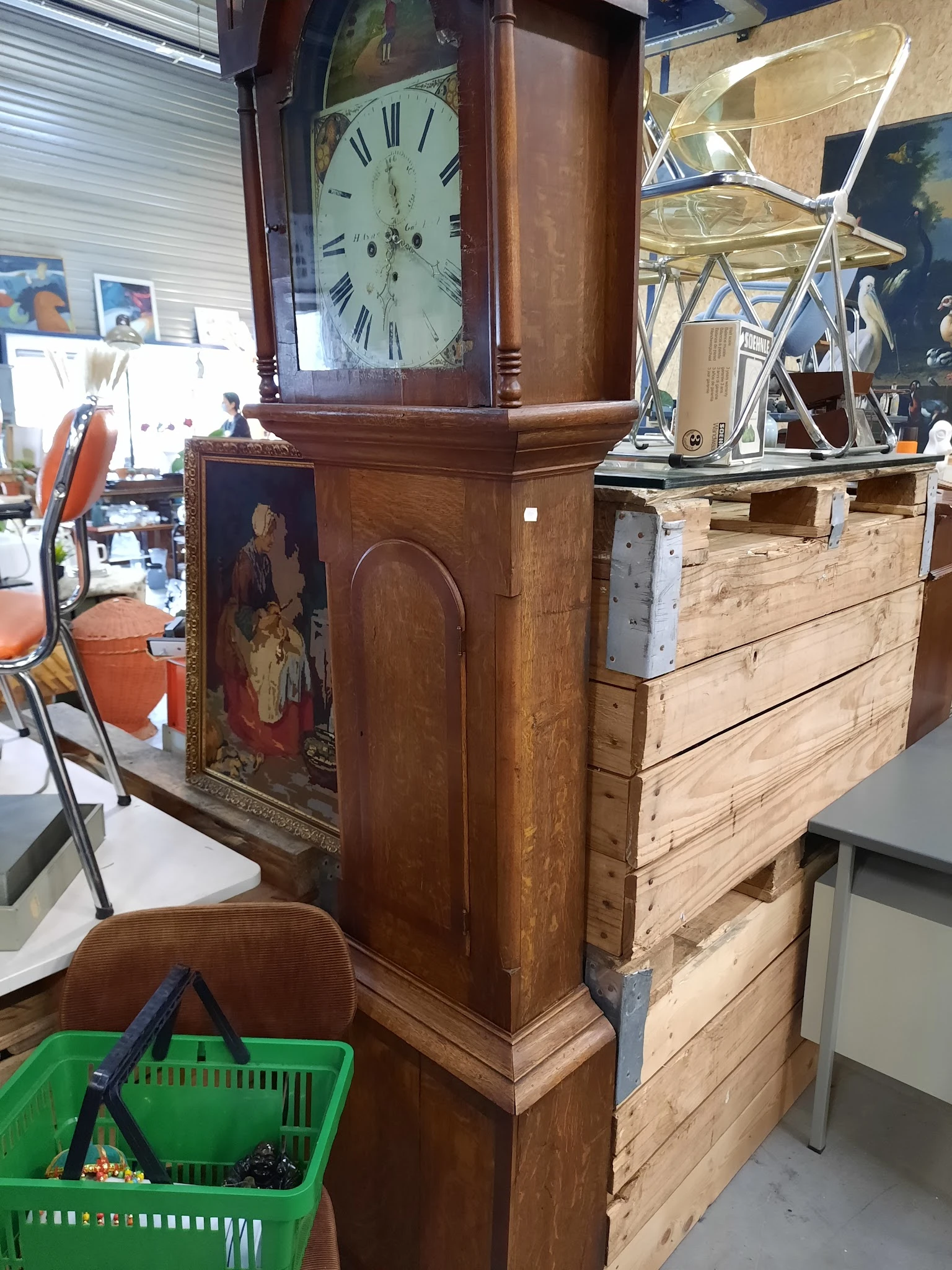 Houten kastmeubel met schildering, naast houten laden en klok