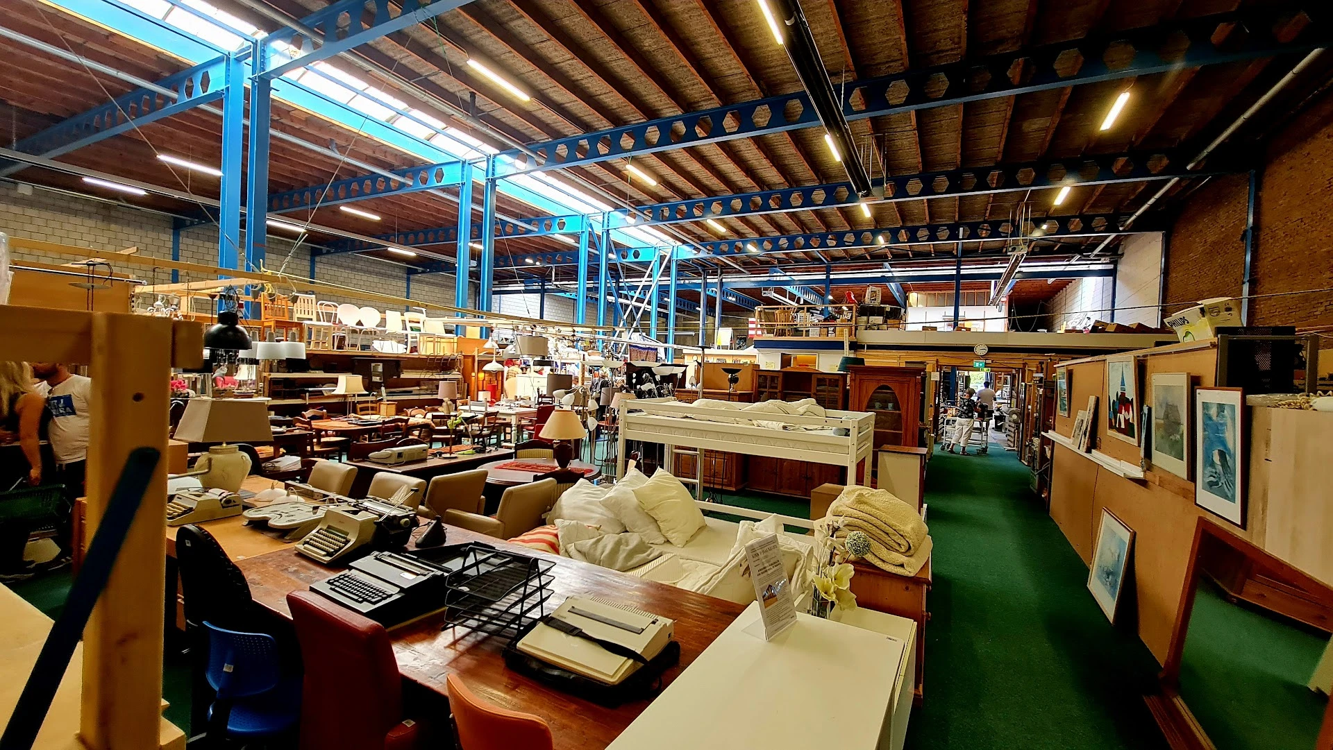 Kook Foundation in Alkmaar met tweedehands meubels en kleding