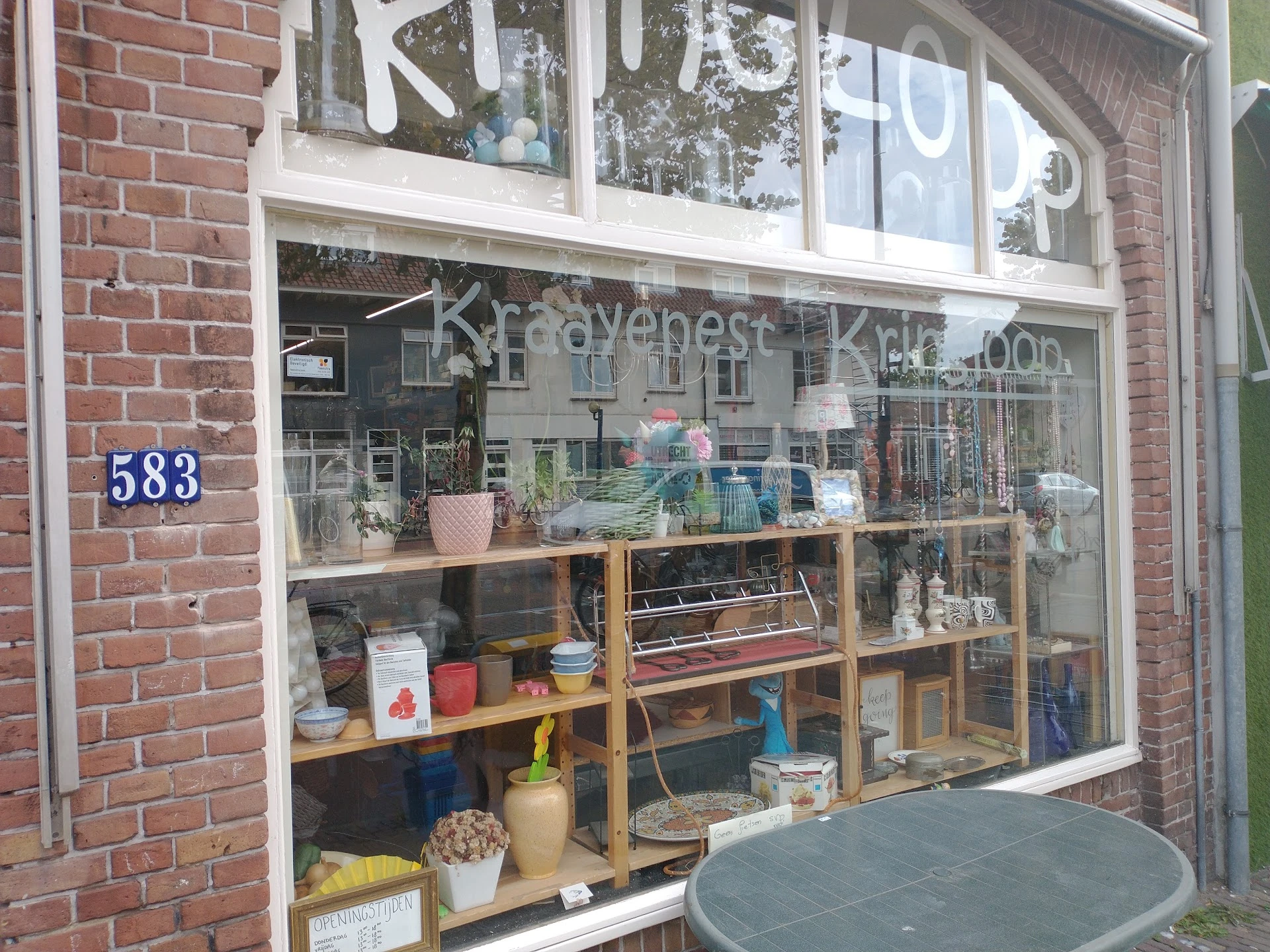 Kraayenest Kringloop in Utrecht met tweedehands boeken, gereedschappen en huis- en inrichting