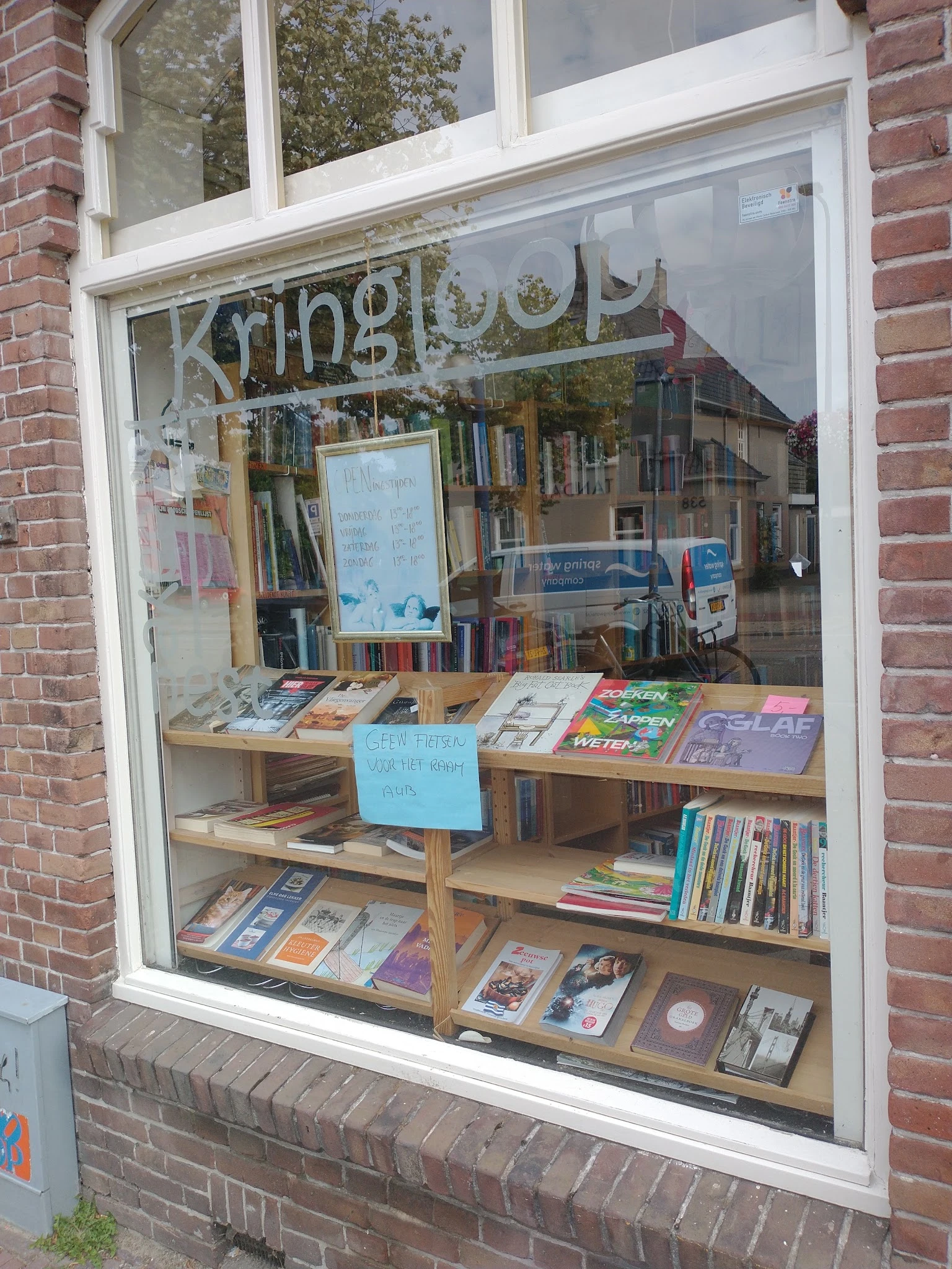 Winkelruit met boeken en spullen uitgestald op houten planken