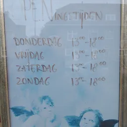 Whiteboard met openingstijden voor donderdag tot zondag, alle dagen 13:00-18:00