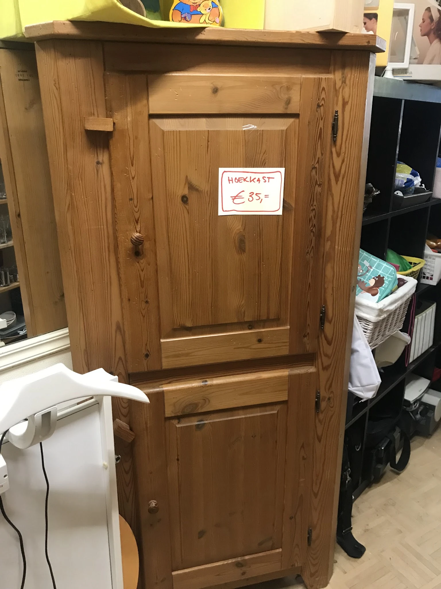 Houten kast met twee deuren en een prijssticker van 85 euro