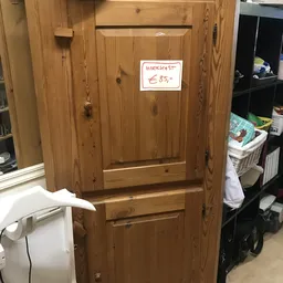 Houten kast met twee deuren en een prijssticker van 85 euro