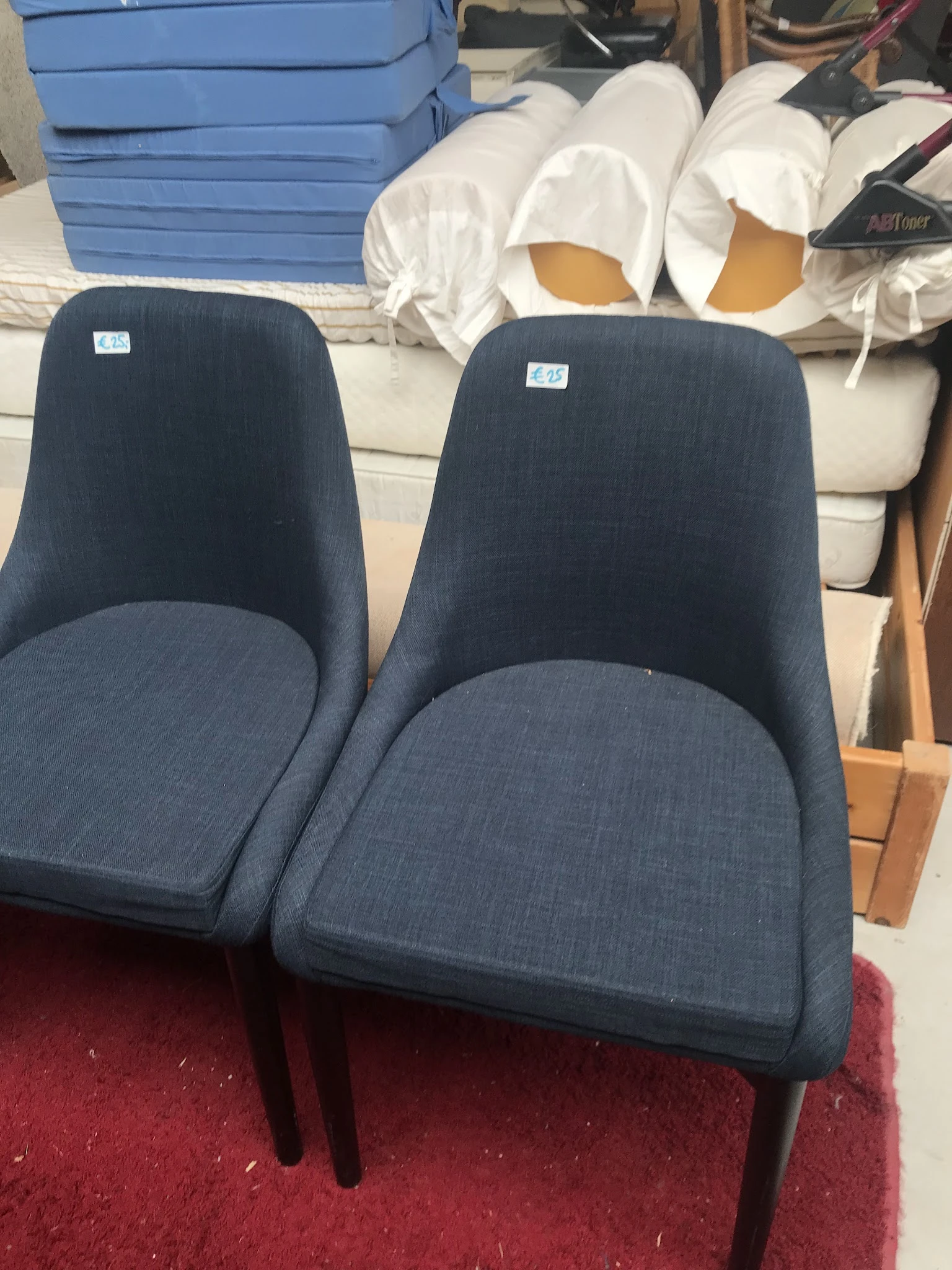 Twee donkerblauwe stoelen met grijze zittingen, close-up van tweedehands meubels