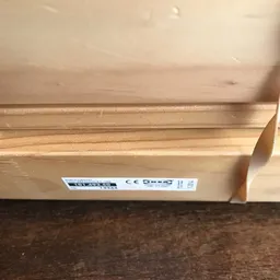 Houten kist of doos met CE-markering en instructielabel op betonnen vloer