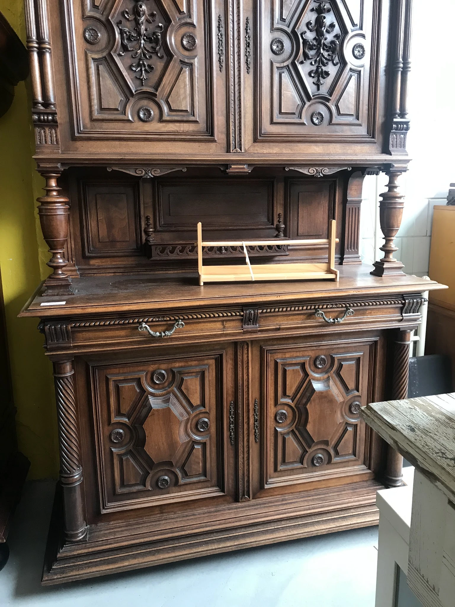 Antieke houten buffetkast met uitgewerkte decoraties en geslepen details
