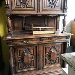 Antieke houten buffetkast met uitgewerkte decoraties en geslepen details