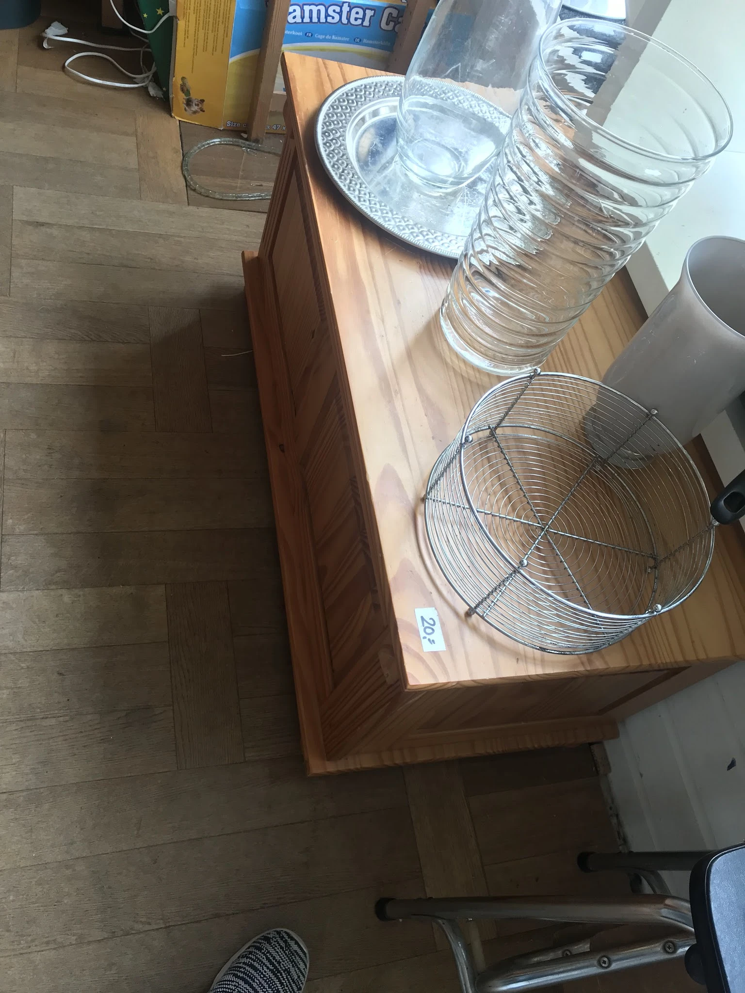 Twee metalen wasteilmanden op een houten tafel
